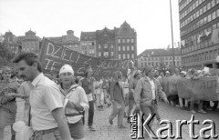 1.06.1988, Wrocław, Polska.
Happening Pomarańczowej Alternatywy na Rynku Starego Miasta – Rewolucja Krasnoludków. Tłum z transparentem: dzieci z sierocińca też świętują. Z lewej strony w białej czapce Jacek Kudłaty.
Fot. Mieczysław Michalak, zbiory Ośrodka KARTA
