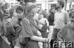 1.06.1988, Wrocław, Polska.
Happening Pomarańczowej Alternatywy – Rewolucja Krasnoludków. Anna Kempińska z niemowlęciem w nosidełku.
Fot. Mieczysław Michalak, zbiory Ośrodka KARTA
