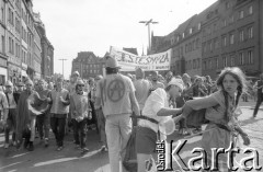 1.06.1988, Wrocław, Polska.
Happening Pomarańczowej Alternatywy na Rynku Starego Miasta – Rewolucja Krasnoludków. Tłum krasnali z transparentem: jesteśmy za - krasnale z Waganta. Na pierwszym planie Jacek Kudłaty i Anna Serafin.
Fot. Mieczysław Michalak, zbiory Ośrodka KARTA
