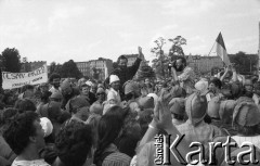 1.06.1988, Wrocław, Polska.
Happening Pomarańczowej Alternatywy – Rewolucja Krasnoludków. Zakończenie happeningu na Wyspie Słodowej. Waldemar Fydrych unoszony przez uczestników happeningu.
Fot. Mieczysław Michalak, zbiory Ośrodka KARTA

