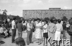 1.06.1988, Wrocław, Polska.
Happening Pomarańczowej Alternatywy – Rewolucja Krasnoludków. Uczestnicy na Placu Grunwaldzkim.
Fot. Mieczysław Michalak, zbiory Ośrodka KARTA
