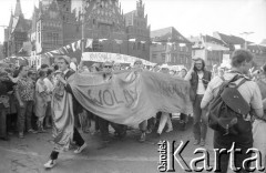 1.06.1988, Wrocław, Polska.
Happening Pomarańczowej Alternatywy – Rewolucja Krasnoludków. Stonoga utworzona z uczestników pod Ratuszem na Rynku Starego Miasta.
Fot. Mieczysław Michalak, zbiory Ośrodka KARTA
