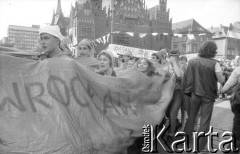 1.06.1988, Wrocław, Polska.
Happening Pomarańczowej Alternatywy – Rewolucja Krasnoludków. Stonoga utworzona z uczestników pod Ratuszem na Rynku Starego Miasta.
Fot. Mieczysław Michalak, zbiory Ośrodka KARTA
