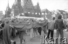 1.06.1988, Wrocław, Polska.
Happening Pomarańczowej Alternatywy – Rewolucja Krasnoludków. Stonoga utworzona z uczestników pod Ratuszem na Rynku Starego Miasta.
Fot. Mieczysław Michalak, zbiory Ośrodka KARTA
