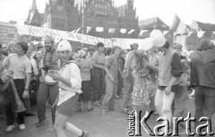 1.06.1988, Wrocław, Polska.
Happening Pomarańczowej Alternatywy – Rewolucja Krasnoludków. Krasnale pod Ratuszem na Rynku Starego Miasta. Z lewej strony w białej czapce Jacek Kudłaty.
Fot. Mieczysław Michalak, zbiory Ośrodka KARTA
