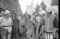 1.06.1988, Wrocław, Polska.
Happening Pomarańczowej Alternatywy – Rewolucja Krasnoludków. Tłum krasnali. Na pierwszym planie z lewej strony Jacek Kudłaty, w środku Anna Serafin, z prawej strony Aleksander Żebrowski.
Fot. Mieczysław Michalak, zbiory Ośrodka KARTA
