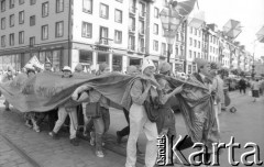 1.06.1988, Wrocław, Polska.
Happening Pomarańczowej Alternatywy – Rewolucja Krasnoludków. Stonoga utworzona przez uczestników wychodzi z ulicy Świdnickiej na Rynek Starego Miasta.
Fot. Mieczysław Michalak, zbiory Ośrodka KARTA
