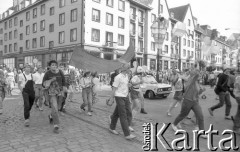 1.06.1988, Wrocław, Polska.
Happening Pomarańczowej Alternatywy – Rewolucja Krasnoludków. Krasnoludki wychodzą z ulicy Świdnickiej na Rynek Starego Miasta.
Fot. Mieczysław Michalak, zbiory Ośrodka KARTA
