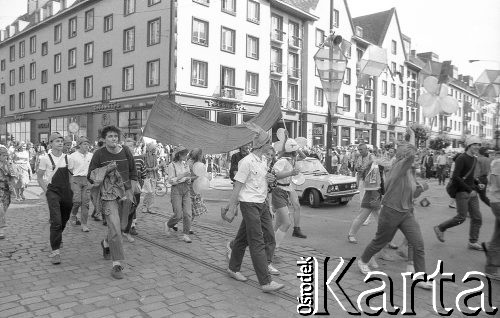 1.06.1988, Wrocław, Polska.
Happening Pomarańczowej Alternatywy – Rewolucja Krasnoludków. Krasnoludki wychodzą z ulicy Świdnickiej na Rynek Starego Miasta.
Fot. Mieczysław Michalak, zbiory Ośrodka KARTA
