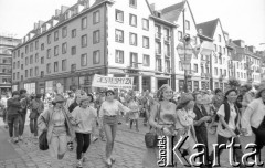 1.06.1988, Wrocław, Polska.
 Happening Pomarańczowej Alternatywy – Rewolucja Krasnoludków. Krasnoludki wychodzą z ulicy Świdnickiej na Rynek Starego Miasta. W oddali transparent: jesteśmy za - krasnale z Waganta.
Fot. Mieczysław Michalak, zbiory Ośrodka KARTA

