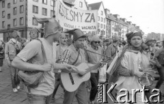 1.06.1988, Wrocław, Polska.
Happening Pomarańczowej Alternatywy – Rewolucja Krasnoludków. Krasnoludki wychodzą z ulicy Świdnickiej na Rynek Starego Miasta. Na pierwszym planie Krzysztof Jakubczak z gitarą.
Fot. Mieczysław Michalak, zbiory Ośrodka KARTA
