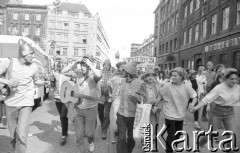 1.06.1988, Wrocław, Polska.
Happening Pomarańczowej Alternatywy – Rewolucja Krasnoludków. Pochód krasnoludków na Rynku Starego Miasta. Krzysztof Jakubczak z gitarą.
Fot. Mieczysław Michalak, zbiory Ośrodka KARTA
