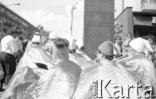 1.06.1988, Wrocław, Polska.
Happening Pomarańczowej Alternatywy – Rewolucja Krasnoludków. Pochód stonogi utworzonej z uczestników happeningu na ulicy Świdnickiej.
Fot. Mieczysław Michalak, zbiory Ośrodka KARTA
