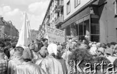 1.06.1988, Wrocław, Polska.
Happening Pomarańczowej Alternatywy – Rewolucja Krasnoludków. Tłum krasnoludków na ulicy Świdnickiej.
Fot. Mieczysław Michalak, zbiory Ośrodka KARTA
