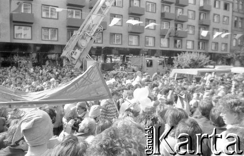 1.06.1988, Wrocław, Polska.
Happening Pomarańczowej Alternatywy – Rewolucja Krasnoludków. Tłum krasnoludków na ulicy Świdnickiej.
Fot. Mieczysław Michalak, zbiory Ośrodka KARTA
