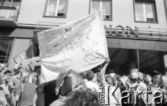 1.06.1988, Wrocław, Polska.
Happening Pomarańczowej Alternatywy na ulicy Świdnickiej – Rewolucja Krasnoludków. Uczestnicy trzymają transparent z rysunkiem smerfów i podpisem: małe jest piękne.
Fot. Mieczysław Michalak, zbiory Ośrodka KARTA
