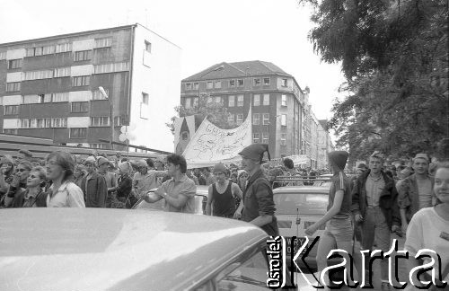 1.06.1988, Wrocław, Polska.
Happening Pomarańczowej Alternatywy – Rewolucja Krasnoludków. Pochód tłumu.
Fot. Mieczysław Michalak, zbiory Ośrodka KARTA
