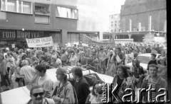 1.06.1988, Wrocław, Polska.
Happening Pomarańczowej Alternatywy – Rewolucja Krasnoludków. Pochód tłumu z transparentami: jesteśmy za - krasnale z Waganta oraz dzieci z sierocińca też świętują.
Fot. Mieczysław Michalak, zbiory Ośrodka KARTA
