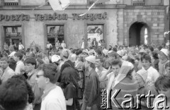 1.06.1988, Wrocław, Polska.
Happening Pomarańczowej Alternatywy – Rewolucja Krasnoludków. Tłum krasnali przy poczcie na rogu ulicy Świdnickiej.
Fot. Mieczysław Michalak, zbiory Ośrodka KARTA

