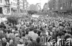 1.06.1988, Wrocław, Polska.
Happening Pomarańczowej Alternatywy – Rewolucja Krasnoludków. Tłum krasnali na ulicy Świdnickiej wokół nysy.
Fot. Mieczysław Michalak, zbiory Ośrodka KARTA
