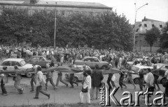 1.06.1988, Wrocław, Polska.
Happening Pomarańczowej Alternatywy – Rewolucja Krasnoludków. Pochód tłumu i stonogi utworzonej z uczestników za Mostem Grunwaldzkim.
Fot. Mieczysław Michalak, zbiory Ośrodka KARTA 
