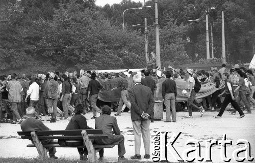 1.06.1988, Wrocław, Polska.
Happening Pomarańczowej Alternatywy – Rewolucja Krasnoludków. Mieszkańcy Wrocławia obserwują przechodzący tłum.
Fot. Mieczysław Michalak, zbiory Ośrodka KARTA
