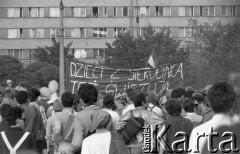 1.06.1988, Wrocław, Polska.
Happening Pomarańczowej Alternatywy – Rewolucja Krasnoludków. Tłum na Placu Grunwaldzkim z transparentem: dzieci z sierocińca też świętują.
Fot. Mieczysław Michalak, zbiory Ośrodka KARTA

