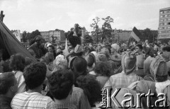 1.06.1988, Wrocław, Polska.
Happening Pomarańczowej Alternatywy – Rewolucja Krasnoludków. Zakończenie happeningu na Wyspie Słodowej. Waldemar Fydrych unoszony przez uczestników.
Fot. Mieczysław Michalak, zbiory Ośrodka KARTA
