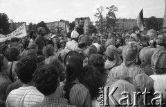1.06.1988, Wrocław, Polska.
Happening Pomarańczowej Alternatywy – Rewolucja Krasnoludków. Zakończenie happeningu na Wyspie Słodowej. Waldemar Fydrych unoszony przez uczestników.
Fot. Mieczysław Michalak, zbiory Ośrodka KARTA
