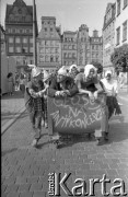27.06.1988, Wrocław, Polska.
Happening Pomarańczowej Alternatywy na Rynku Starego Miasta - Powitanie na Świdnickiej. W kontenerze na śmieci z hasłem 