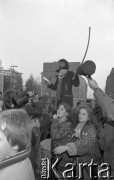 21.10.1988, Wrocław, Polska.
Happening Pomarańczowej Alternatywy na ulicy Świdnickiej - Domek na Świdnickiej. Referat Waldemara Fydrycha (Majora) o życiu na ulicy Świdnickiej.
Fot. Mieczysław Michalak, zbiory Ośrodka KARTA