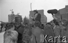 21.10.1988, Wrocław, Polska.
Happening Pomarańczowej Alternatywy na ulicy Świdnickiej - Domek na Świdnickiej. Referat Waldemara Fydrycha (Majora) o życiu na ulicy Świdnickiej.
Fot. Mieczysław Michalak, zbiory Ośrodka KARTA