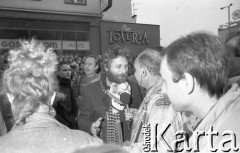 21.10.1988, Wrocław, Polska.
Happening Pomarańczowej Alternatywy na ulicy Świdnickiej - Domek na Świdnickiej. Waldemar Fydrych (Major) w rozmowie z reporterem.
Fot. Mieczysław Michalak, zbiory Ośrodka KARTA