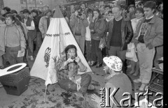 21.10.1988, Wrocław, Polska.
Happening Pomarańczowej Alternatywy na ulicy Świdnickiej - Domek na Świdnickiej. Uczestnik przebrany za Indianina siedzi przed tipi.
Fot. Mieczysław Michalak, zbiory Ośrodka KARTA