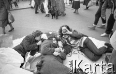21.10.1988, Wrocław, Polska.
Happening Pomarańczowej Alternatywy na ulicy Świdnickiej - Domek na Świdnickiej. Uczestnicy leżą na ulicy. Jeden z nich pije z butelki.
Fot. Mieczysław Michalak, zbiory Ośrodka KARTA