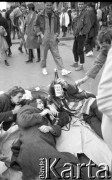 21.10.1988, Wrocław, Polska.
Happening Pomarańczowej Alternatywy na ulicy Świdnickiej - Domek na Świdnickiej. Uczestnicy leżą na ulicy i piją z butelek.
Fot. Mieczysław Michalak, zbiory Ośrodka KARTA