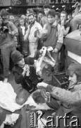 21.10.1988, Wrocław, Polska.
Happening Pomarańczowej Alternatywy na ulicy Świdnickiej - Domek na Świdnickiej. Szukanie skarbów - uczestnicy malują sprayem skrawki papieru.
Fot. Mieczysław Michalak, zbiory Ośrodka KARTA