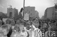21.10.1988, Wrocław, Polska.
Happening Pomarańczowej Alternatywy na ulicy Świdnickiej – Domek na Świdnickiej. Tłum uczestników. Plakat: sposób na dobrobyt: 1. nic nie jeść 2. mieszkać na ulicy 3. pracować 365 dni w roku.
Fot. Mieczysław Michalak, zbiory Ośrodka KARTA
