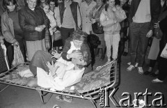 21.10.1988, Wrocław, Polska.
Happening Pomarańczowej Alternatywy na ulicy Świdnickiej – Domek na Świdnickiej. Leczenie Rafała Witczaka.
Fot. Mieczysław Michalak, zbiory Ośrodka KARTA.