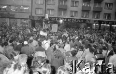 21.10.1988, Wrocław, Polska.
Happening Pomarańczowej Alternatywy na ulicy Świdnickiej – Domek na Świdnickiej. Tłum uczestników. Plakat: miecz dla generała do harakiri.
Fot. Mieczysław Michalak, zbiory Ośrodka KARTA
