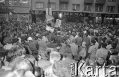 21.10.1988, Wrocław, Polska.
Happening Pomarańczowej Alternatywy na ulicy Świdnickiej – Domek na Świdnickiej. Tłum uczestników.
Fot. Mieczysław Michalak, zbiory Ośrodka KARTA

