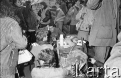 21.10.1988, Wrocław, Polska.
Happening Pomarańczowej Alternatywy na ulicy Świdnickiej – Domek na Świdnickiej. Uczestnicy siedzący przy stole.
Fot. Mieczysław Michalak, zbiory Ośrodka KARTA
