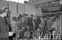 21.10.1988, Wrocław, Polska.
Happening Pomarańczowej Alternatywy na ulicy Świdnickiej – Domek na Świdnickiej. Uczestnicy stojący przy murze.
Fot. Mieczysław Michalak, zbiory Ośrodka KARTA

