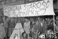 21.10.1988, Wrocław, Polska.
Happening Pomarańczowej Alternatywy na ulicy Świdnickiej – Domek na Świdnickiej. Uczestnicy z transparentem: spokojna starość na Świdnickiej.
Fot. Mieczysław Michalak, zbiory Ośrodka KARTA
