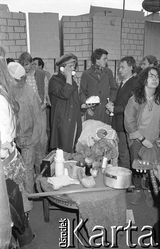 21.10.1988, Wrocław, Polska.
Happening Pomarańczowej Alternatywy na ulicy Świdnickiej – Domek na Świdnickiej. Uczestnicy przy murze i stole.
Fot. Mieczysław Michalak, zbiory Ośrodka KARTA
