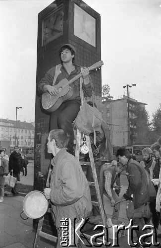 21.10.1988, Wrocław, Polska.
Happening Pomarańczowej Alternatywy na ulicy Świdnickiej – Domek na Świdnickiej. Chłopak z gitarą wykonuje serenadę.
Fot. Mieczysław Michalak, zbiory Ośrodka KARTA
