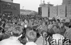 21.10.1988, Wrocław, Polska.
Happening Pomarańczowej Alternatywy na ulicy Świdnickiej – Domek na Świdnickiej. Tłum przy murze słucha koncertu zespołu.
Fot. Mieczysław Michalak, zbiory Ośrodka KARTA
