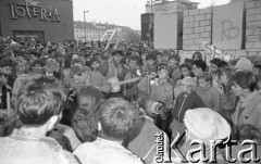 21.10.1988, Wrocław, Polska.
Happening Pomarańczowej Alternatywy na ulicy Świdnickiej – Domek na Świdnickiej. Tłum przy murze słucha koncertu zespołu.
Fot. Mieczysław Michalak, zbiory Ośrodka KARTA
