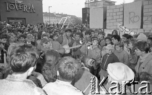21.10.1988, Wrocław, Polska.
Happening Pomarańczowej Alternatywy na ulicy Świdnickiej – Domek na Świdnickiej. Tłum przy murze słucha koncertu zespołu.
Fot. Mieczysław Michalak, zbiory Ośrodka KARTA
