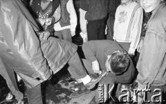 21.10.1988, Wrocław, Polska.
Happening Pomarańczowej Alternatywy na ulicy Świdnickiej – Domek na Świdnickiej. Czyszczenie butów.
Fot. Mieczysław Michalak, zbiory Ośrodka KARTA
